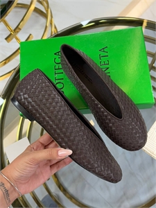 {{productViewItem.photos[photoViewList.activeNavIndex].Alt || productViewItem.photos[photoViewList.activeNavIndex].Description || 'Балетки BOTTEGA VENETA'}}