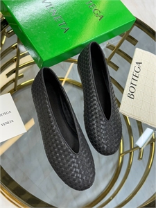 {{productViewItem.photos[photoViewList.activeNavIndex].Alt || productViewItem.photos[photoViewList.activeNavIndex].Description || 'Балетки BOTTEGA VENETA'}}