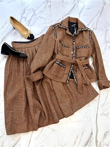 {{productViewItem.photos[photoViewList.activeNavIndex].Alt || productViewItem.photos[photoViewList.activeNavIndex].Description || 'Костюм CHANEL'}}