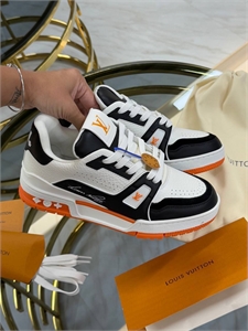 {{productViewItem.photos[photoViewList.activeNavIndex].Alt || productViewItem.photos[photoViewList.activeNavIndex].Description || 'Кроссовки LOUIS VUITTON'}}