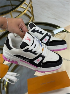 {{productViewItem.photos[photoViewList.activeNavIndex].Alt || productViewItem.photos[photoViewList.activeNavIndex].Description || 'Кроссовки LOUIS VUITTON'}}
