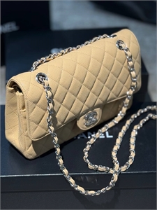 {{productViewItem.photos[photoViewList.activeNavIndex].Alt || productViewItem.photos[photoViewList.activeNavIndex].Description || 'Сумка CHANEL'}}