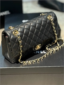 {{productViewItem.photos[photoViewList.activeNavIndex].Alt || productViewItem.photos[photoViewList.activeNavIndex].Description || 'Сумка CHANEL'}}