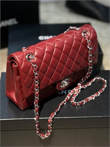 {{productViewItem.photos[photoViewList.activeNavIndex].Alt || productViewItem.photos[photoViewList.activeNavIndex].Description || 'Сумка CHANEL'}}