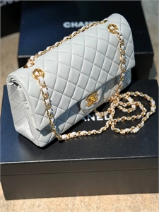 {{productViewItem.photos[photoViewList.activeNavIndex].Alt || productViewItem.photos[photoViewList.activeNavIndex].Description || 'Сумка CHANEL'}}