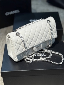 {{productViewItem.photos[photoViewList.activeNavIndex].Alt || productViewItem.photos[photoViewList.activeNavIndex].Description || 'Сумка CHANEL'}}
