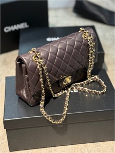 {{productViewItem.photos[photoViewList.activeNavIndex].Alt || productViewItem.photos[photoViewList.activeNavIndex].Description || 'Сумка CHANEL'}}