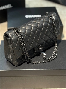 {{productViewItem.photos[photoViewList.activeNavIndex].Alt || productViewItem.photos[photoViewList.activeNavIndex].Description || 'Сумка CHANEL'}}