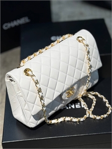 {{productViewItem.photos[photoViewList.activeNavIndex].Alt || productViewItem.photos[photoViewList.activeNavIndex].Description || 'Сумка CHANEL'}}