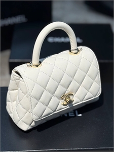 {{productViewItem.photos[photoViewList.activeNavIndex].Alt || productViewItem.photos[photoViewList.activeNavIndex].Description || 'Сумка CHANEL'}}