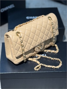 {{productViewItem.photos[photoViewList.activeNavIndex].Alt || productViewItem.photos[photoViewList.activeNavIndex].Description || 'Сумка CHANEL'}}