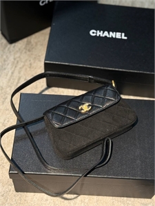 {{productViewItem.photos[photoViewList.activeNavIndex].Alt || productViewItem.photos[photoViewList.activeNavIndex].Description || 'Сумка CHANEL'}}