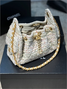 {{productViewItem.photos[photoViewList.activeNavIndex].Alt || productViewItem.photos[photoViewList.activeNavIndex].Description || 'Сумка CHANEL'}}