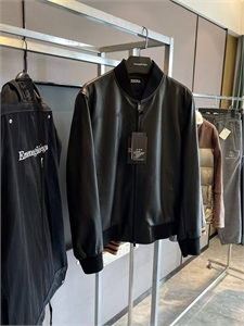 {{productViewItem.photos[photoViewList.activeNavIndex].Alt || productViewItem.photos[photoViewList.activeNavIndex].Description || 'Кожаная куртка ZEGNA'}}
