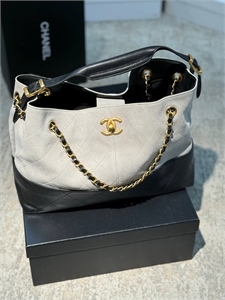 {{productViewItem.photos[photoViewList.activeNavIndex].Alt || productViewItem.photos[photoViewList.activeNavIndex].Description || 'Сумка CHANEL'}}