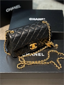 {{productViewItem.photos[photoViewList.activeNavIndex].Alt || productViewItem.photos[photoViewList.activeNavIndex].Description || 'Сумка CHANEL'}}