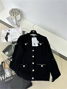 {{productViewItem.photos[photoViewList.activeNavIndex].Alt || productViewItem.photos[photoViewList.activeNavIndex].Description || 'Кардиган CHANEL'}}