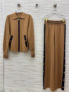 {{productViewItem.photos[photoViewList.activeNavIndex].Alt || productViewItem.photos[photoViewList.activeNavIndex].Description || 'Костюм Schiaparelli'}}
