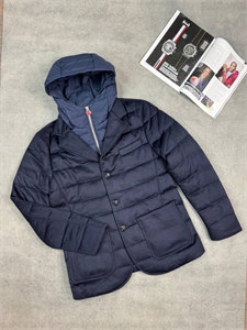 {{productViewItem.photos[photoViewList.activeNavIndex].Alt || productViewItem.photos[photoViewList.activeNavIndex].Description || 'Пуховик KITON'}}
