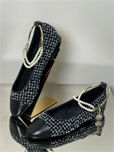 {{productViewItem.photos[photoViewList.activeNavIndex].Alt || productViewItem.photos[photoViewList.activeNavIndex].Description || 'Балетки CHANEL'}}