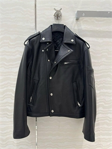 {{productViewItem.photos[photoViewList.activeNavIndex].Alt || productViewItem.photos[photoViewList.activeNavIndex].Description || 'Куртка PRADA'}}