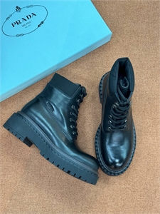 {{productViewItem.photos[photoViewList.activeNavIndex].Alt || productViewItem.photos[photoViewList.activeNavIndex].Description || 'Ботинки PRADA'}}