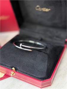 {{productViewItem.photos[photoViewList.activeNavIndex].Alt || productViewItem.photos[photoViewList.activeNavIndex].Description || 'Браслет CARTIER'}}