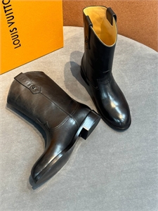 {{productViewItem.photos[photoViewList.activeNavIndex].Alt || productViewItem.photos[photoViewList.activeNavIndex].Description || 'Ботинки LOUIS VUITTON'}}