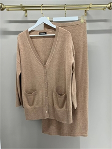{{productViewItem.photos[photoViewList.activeNavIndex].Alt || productViewItem.photos[photoViewList.activeNavIndex].Description || 'Костюм LORO PIANA'}}