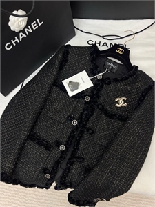 {{productViewItem.photos[photoViewList.activeNavIndex].Alt || productViewItem.photos[photoViewList.activeNavIndex].Description || 'Жакет CHANEL'}}