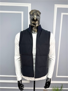 {{productViewItem.photos[photoViewList.activeNavIndex].Alt || productViewItem.photos[photoViewList.activeNavIndex].Description || 'Жилет PRADA'}}