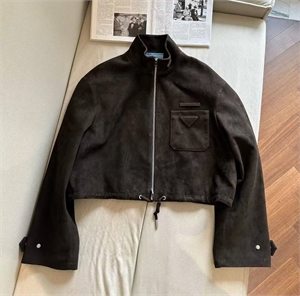 {{productViewItem.photos[photoViewList.activeNavIndex].Alt || productViewItem.photos[photoViewList.activeNavIndex].Description || 'Куртка PRADA'}}