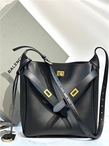 {{productViewItem.photos[photoViewList.activeNavIndex].Alt || productViewItem.photos[photoViewList.activeNavIndex].Description || 'Сумка BALENCIAGA'}}