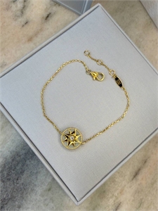 {{productViewItem.photos[photoViewList.activeNavIndex].Alt || productViewItem.photos[photoViewList.activeNavIndex].Description || 'Браслет DIOR'}}