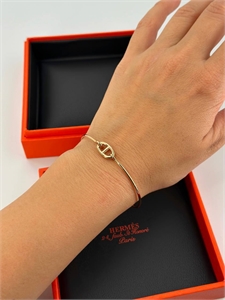 {{productViewItem.photos[photoViewList.activeNavIndex].Alt || productViewItem.photos[photoViewList.activeNavIndex].Description || 'Браслет  Hermes'}}
