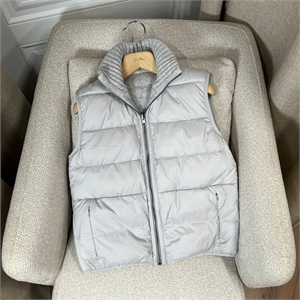 {{productViewItem.photos[photoViewList.activeNavIndex].Alt || productViewItem.photos[photoViewList.activeNavIndex].Description || 'Жилет BRUNELLO CUCINELLI Двусторонний'}}