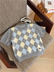 {{productViewItem.photos[photoViewList.activeNavIndex].Alt || productViewItem.photos[photoViewList.activeNavIndex].Description || 'Кофта PRADA'}}