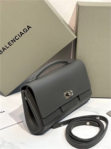 {{productViewItem.photos[photoViewList.activeNavIndex].Alt || productViewItem.photos[photoViewList.activeNavIndex].Description || 'Сумка BALENCIAGA'}}