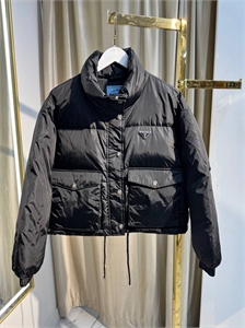 {{productViewItem.photos[photoViewList.activeNavIndex].Alt || productViewItem.photos[photoViewList.activeNavIndex].Description || 'Куртка PRADA'}}