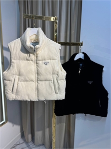 {{productViewItem.photos[photoViewList.activeNavIndex].Alt || productViewItem.photos[photoViewList.activeNavIndex].Description || 'Жилет PRADA'}}