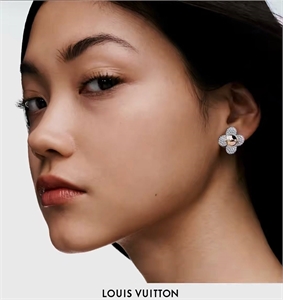 {{productViewItem.photos[photoViewList.activeNavIndex].Alt || productViewItem.photos[photoViewList.activeNavIndex].Description || 'Серьги LOUIS VUITTON'}}