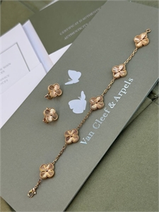 {{productViewItem.photos[photoViewList.activeNavIndex].Alt || productViewItem.photos[photoViewList.activeNavIndex].Description || 'Браслет Van Cleef 5 мотивов'}}