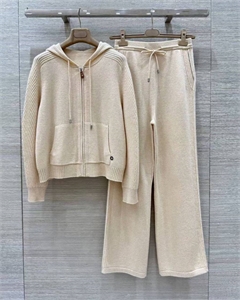 {{productViewItem.photos[photoViewList.activeNavIndex].Alt || productViewItem.photos[photoViewList.activeNavIndex].Description || 'Костюм LORO PIANA'}}