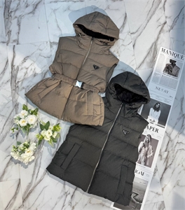 {{productViewItem.photos[photoViewList.activeNavIndex].Alt || productViewItem.photos[photoViewList.activeNavIndex].Description || 'Жилет PRADA'}}