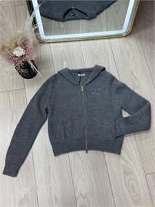 {{productViewItem.photos[photoViewList.activeNavIndex].Alt || productViewItem.photos[photoViewList.activeNavIndex].Description || 'Кофта с замком PRADA'}}