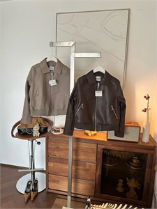 {{productViewItem.photos[photoViewList.activeNavIndex].Alt || productViewItem.photos[photoViewList.activeNavIndex].Description || 'Куртка HERMES'}}