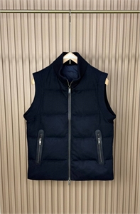 {{productViewItem.photos[photoViewList.activeNavIndex].Alt || productViewItem.photos[photoViewList.activeNavIndex].Description || 'Жилет ZEGNA'}}
