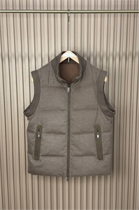{{productViewItem.photos[photoViewList.activeNavIndex].Alt || productViewItem.photos[photoViewList.activeNavIndex].Description || 'Жилет ZEGNA'}}