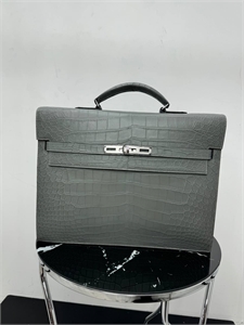 {{productViewItem.photos[photoViewList.activeNavIndex].Alt || productViewItem.photos[photoViewList.activeNavIndex].Description || 'Портфель HERMES из кожи крокодила'}}