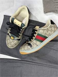 {{productViewItem.photos[photoViewList.activeNavIndex].Alt || productViewItem.photos[photoViewList.activeNavIndex].Description || 'Кроссовки GUCCI'}}